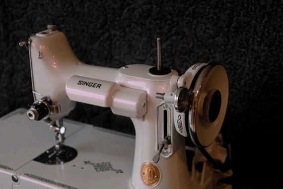 Singer Sewing machine with violet Ghost pearls ®